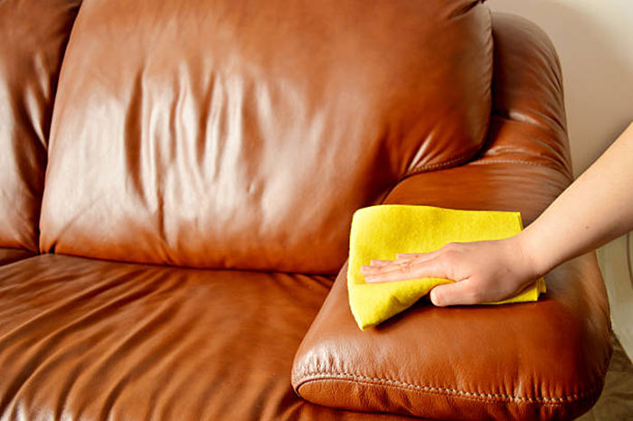 как почистить диван от пятен без разводов