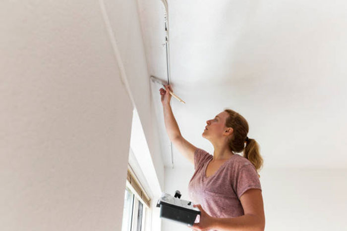 как покрасить потолок без полос