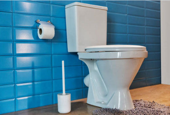 туалет голубого цвета