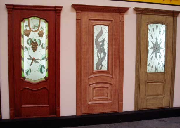 фото дверей с узорчатым стеклом